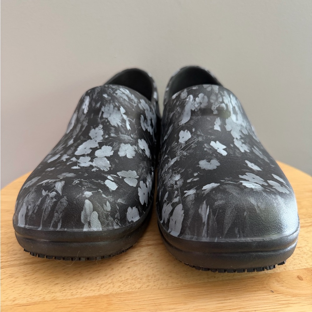 Dual Crocs Anti-Slip Work On The Clock Work Floral Shoes Women’s Size 7 - Picture 3 of 8
